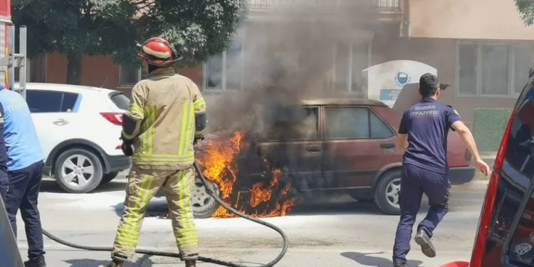 Bursa’da yanan aracı için canını hiçe saydı