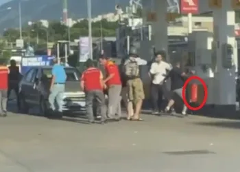 Yol verme kavgasında yangın tüpüyle saldırdı