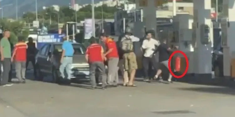 Yol verme kavgasında yangın tüpüyle saldırdı