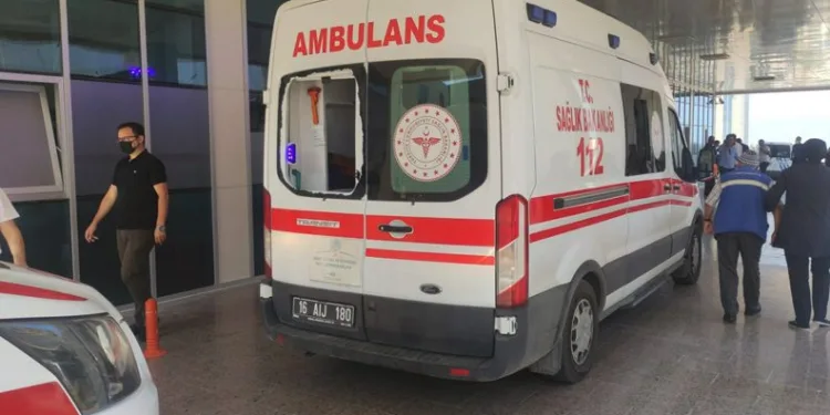 Bursa’da hasta yakını sağlık ekiplerine saldırdı