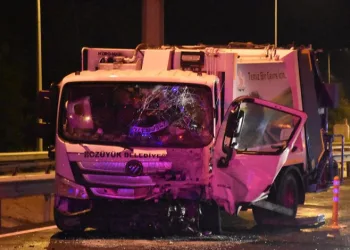 Çöp kamyonuna çarpan aracın sürücüsü öldü