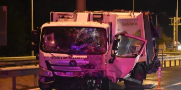 Çöp kamyonuna çarpan aracın sürücüsü öldü