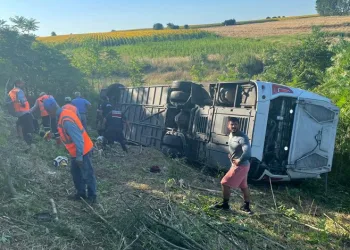Yolcu otobüsü devrildi! Çok sayıda ölü ve yaralı var