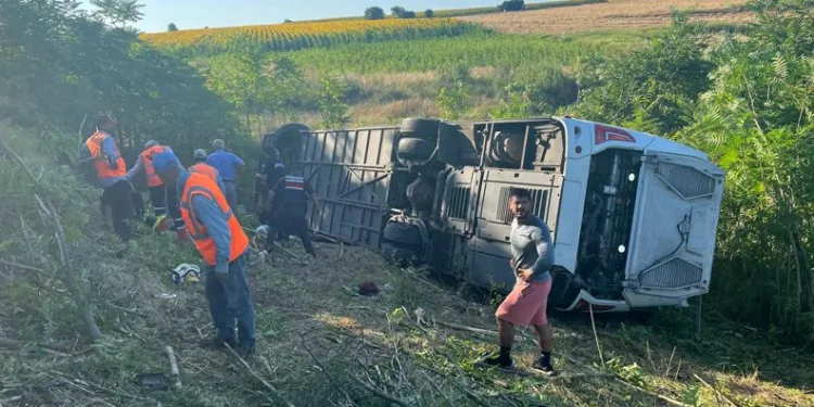 Yolcu otobüsü devrildi! Çok sayıda ölü ve yaralı var