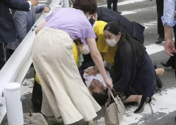 Japonya eski başbakanına silahlı saldırı