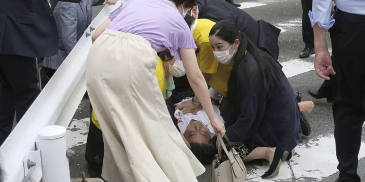 Japonya eski başbakanına silahlı saldırı