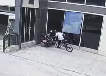 Bursa’da hırsızlığa yeltendi, fark edilince kaçtı