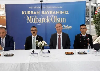İnegöl’de protokol ve vatandaşlar bayramlaştı