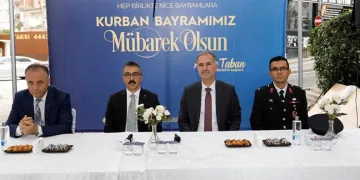 İnegöl’de protokol ve vatandaşlar bayramlaştı