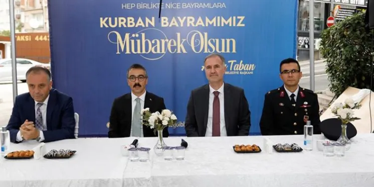 İnegöl’de protokol ve vatandaşlar bayramlaştı