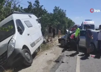 Otomobil park halindeki iki minibüse çarptı