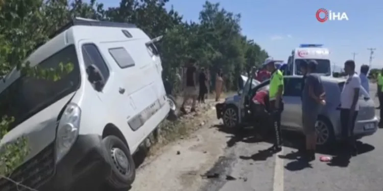 Otomobil park halindeki iki minibüse çarptı