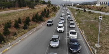 43 ilin geçiş güzergahında trafik yoğunluğu