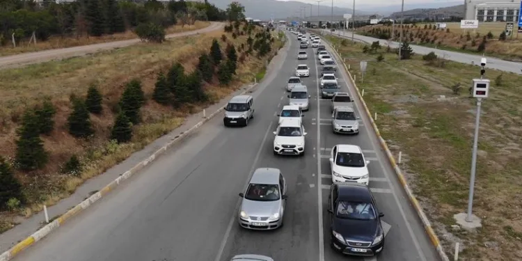 43 ilin geçiş güzergahında trafik yoğunluğu
