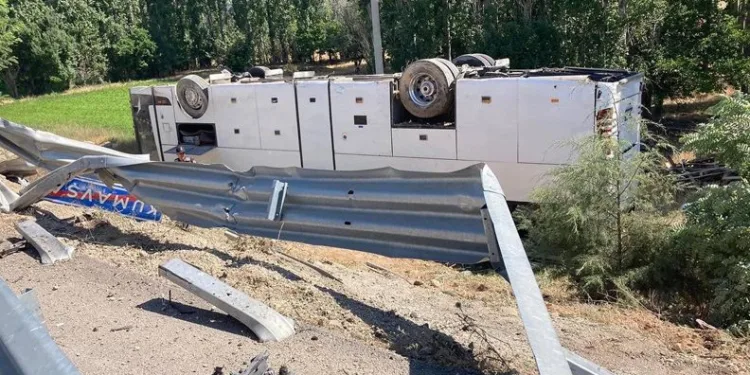 Tur otobüsü devrildi! Çok sayıda yaralı var