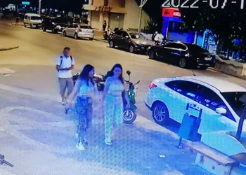 Kızların videosunu çeken tacizciye meydan dayağı