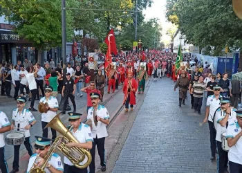 Bursalılar ‘Demokrasi ve Bayrak Yürüyüşü’nde buluştu