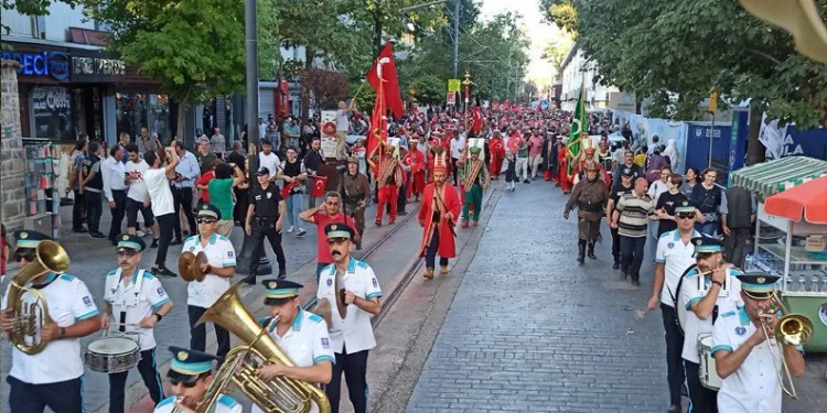 Bursalılar ‘Demokrasi ve Bayrak Yürüyüşü’nde buluştu