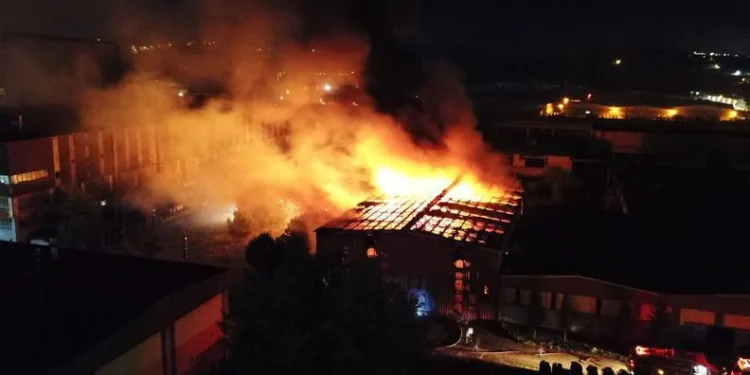 Bursa’da fabrikada patlama sonrası yangın