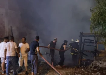Bursa’da barakadaki yangın apartmana sıçradı