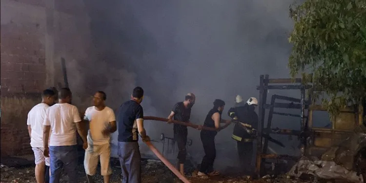 Bursa’da barakadaki yangın apartmana sıçradı