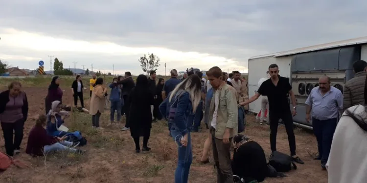 Tur otobüsü devrildi: 31 yaralı