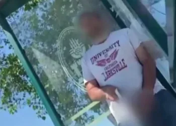 Duraktaki kadına cinsel organını gösterdi