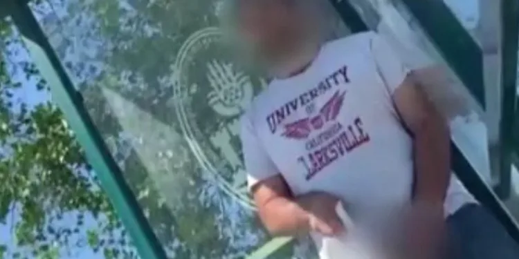 Duraktaki kadına cinsel organını gösterdi
