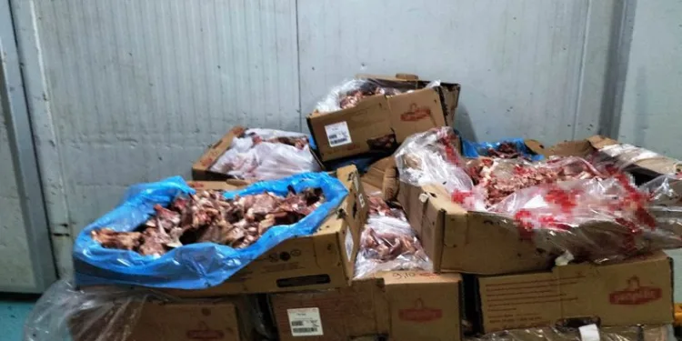 Tarihi geçmiş tavukları satamadan yakalandılar