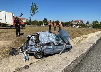 TIR’ın çarptığı otomobil hurdaya döndü
