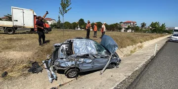 TIR’ın çarptığı otomobil hurdaya döndü