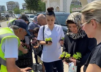 Bursa’da mezarlık ziyaretçilerine ücretsiz çiçek