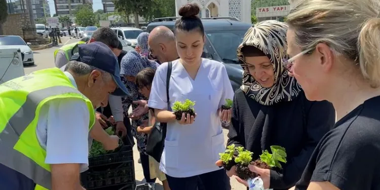 Bursa’da mezarlık ziyaretçilerine ücretsiz çiçek