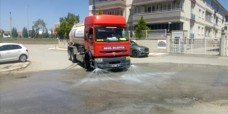 İnegöl’de cadde ve sokaklar temizleniyor