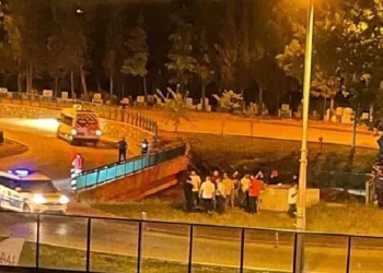 Bursa’da kontrolden çıkan cip dereye uçtu