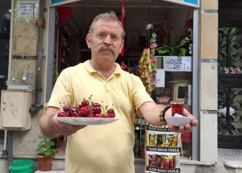Bursa’da çay içene ücretsiz kiraz ikram ediyor