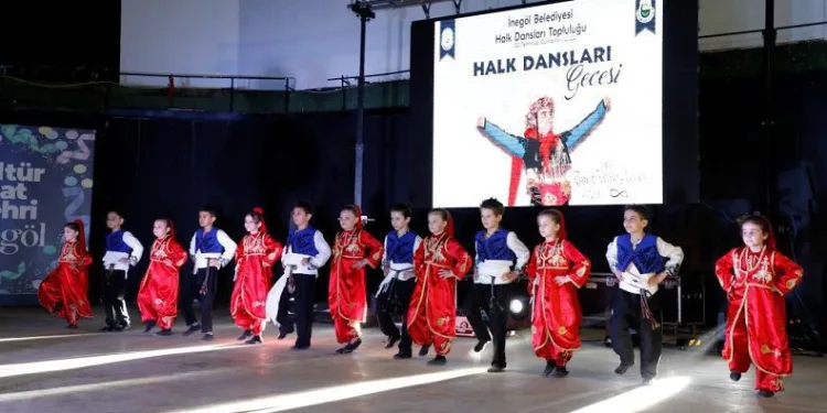 İnegöl Belediyesi Halk Dansları Topluluğundan muhteşem gösteri