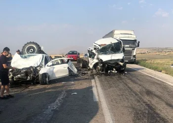 Bayram öncesi feci kaza: 2 ölü, 1 yaralı