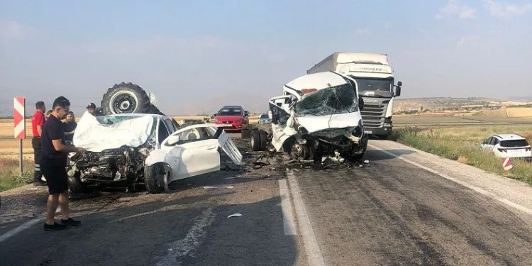 Bayram öncesi feci kaza: 2 ölü, 1 yaralı