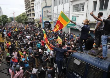 Sri Lanka’da göstericiler hükümet binasını bastı!
