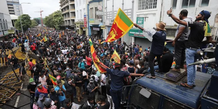 Sri Lanka’da göstericiler hükümet binasını bastı!