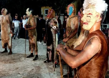 Kestikleri kurbanların derisini giyip insanları korkutuyorlar