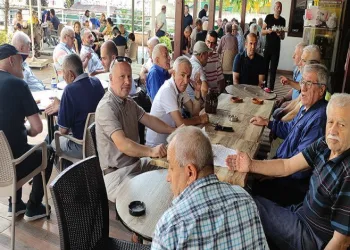 Eskiden kıran kırana mücadele edenler şimdi kol kola sohbet ediyor