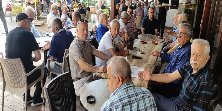 Eskiden kıran kırana mücadele edenler şimdi kol kola sohbet ediyor