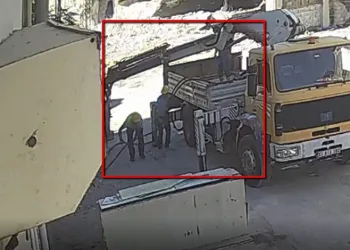 Bakır kabloları vinçle sökerek çaldılar