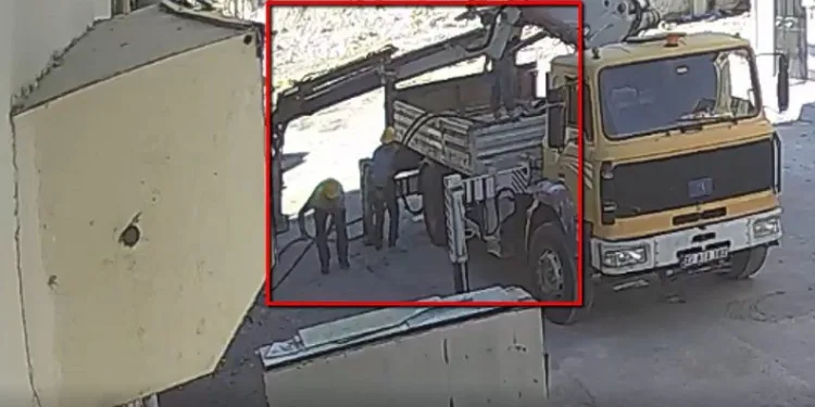 Bakır kabloları vinçle sökerek çaldılar