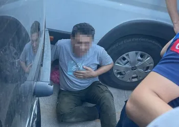 Telefonla kadınları çektiği iddia edilen şahsa meydan dayağı