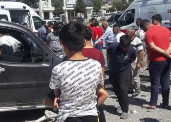 Kamyonet minibüs durağına daldı! Ölü ve yaralılar var