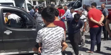 Kamyonet minibüs durağına daldı! Ölü ve yaralılar var