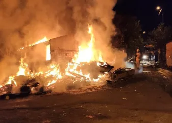 Sultangazi’de gecekondu alev alev yandı